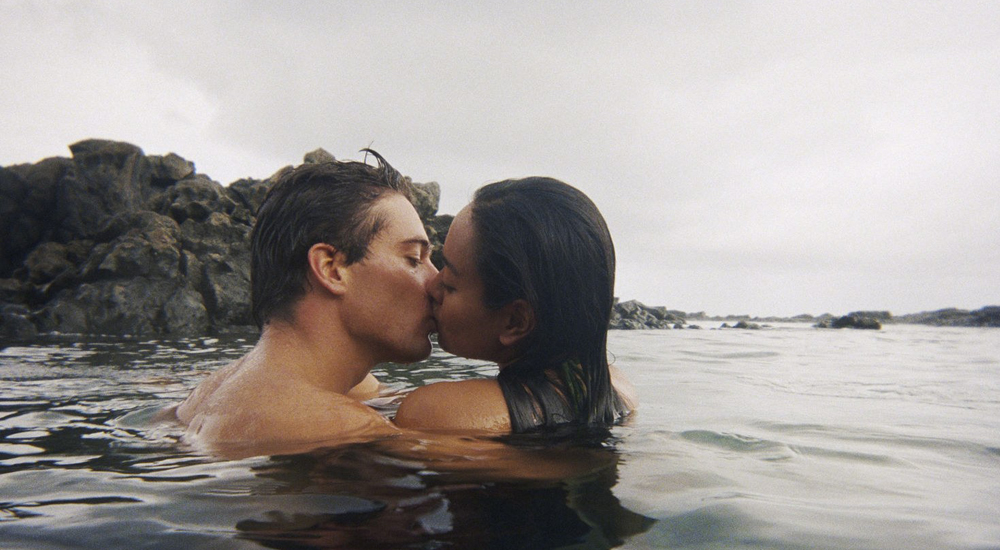 Casal beijando-se na água