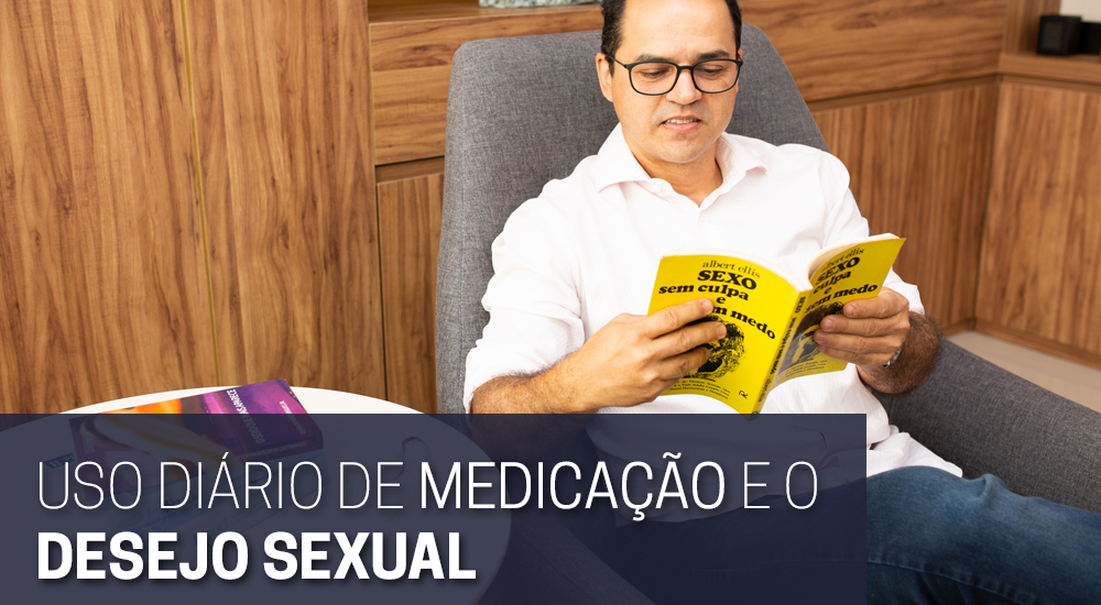 Doutor Max responde, sentado na cadeira e lendo um livro sobre sexo, sobre a influência dos medicamentos sobre o desejo sexual