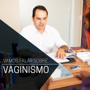 Dr. Max Urologista e Sexólogo, em sua mesa, com as mãos tocando receitas e explicando sobre Vaginismo